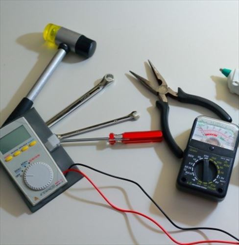 電圧測定器、電流測定器などの測定器具、工具